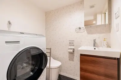 a washing machine in a bathroom with a sink at \u6771\u99d2\u5f62101 in Tokyo