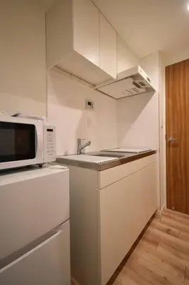 a kitchen with a sink and a microwave at \u6771\u99d2\u5f62102 in Tokyo