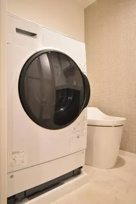 a washing machine in a bathroom with a toilet at \u6771\u99d2\u5f62201 in Tokyo