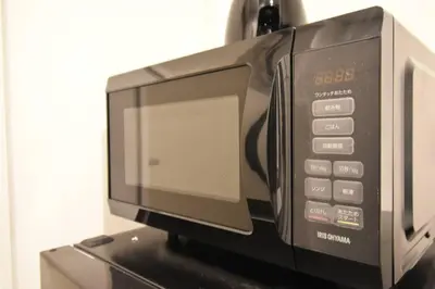 a microwave oven sitting on top of a counter at \u6771\u99d2\u5f62402 in Tokyo