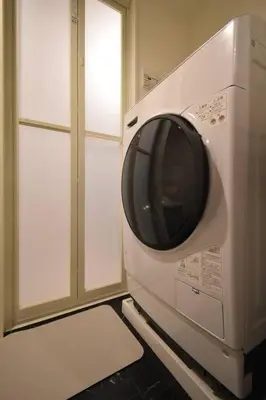 a microwave oven in a kitchen with a window at \u6771\u99d2\u5f62402 in Tokyo