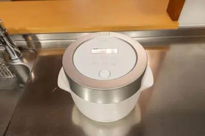 a food processor sitting on top of a kitchen counter at SUA HOTEL Hikifune in Tokyo