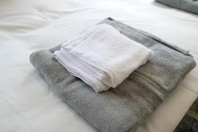 a towel sitting on top of a bed at Rea\u6771\u5411\u5cf64\u4e01\u76ee in Tokyo