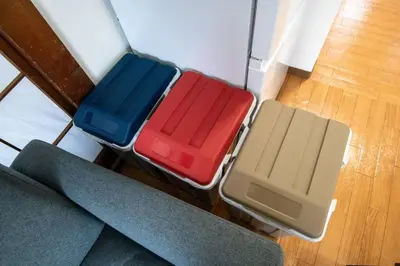 two colored seats sitting next to a couch at Rea\u6771\u5411\u5cf64\u4e01\u76ee in Tokyo