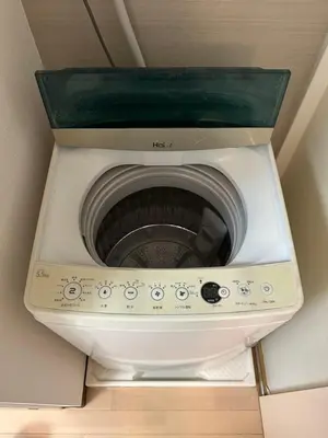 a washing machine with a green lid in a room at nestay apartment tokyo itabashi in Tokyo
