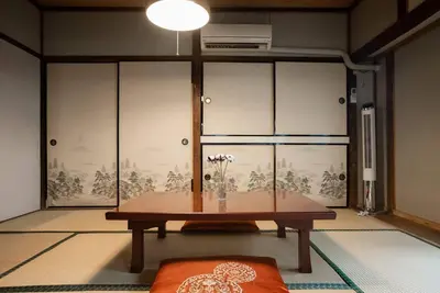a room with a table with a vase of flowers on it at 【70平米 長期予約大歓迎】6LDK/日本家屋貸切/大人数で寛げる空間 in Tokyo