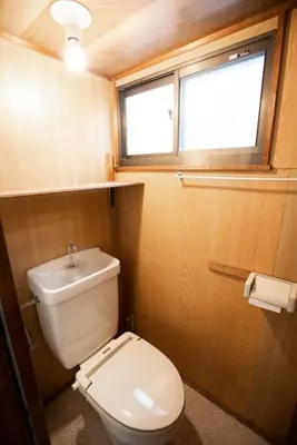a small bathroom with a toilet and a window at 【70平米 長期予約大歓迎】6LDK/日本家屋貸切/大人数で寛げる空間 in Tokyo