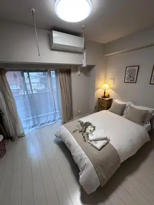 a bedroom with a large bed with flowers on it at \u5c71\u624b\u7dda\u300c\u5927\u585a\u99c5\u300d\u5f92\u6b69\uff15\u5206\u3000\u8cb8\u5207\u90e8\u5c4b in Tokyo