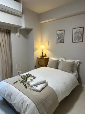 a bedroom with a large white bed with flowers on it at \u5c71\u624b\u7dda\u300c\u5927\u585a\u99c5\u300d\u5f92\u6b69\uff15\u5206\u3000\u8cb8\u5207\u90e8\u5c4b in Tokyo
