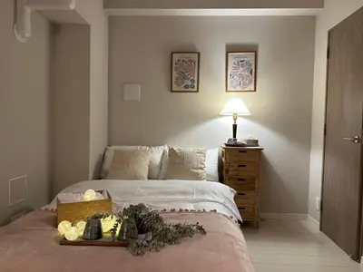 a bedroom with a bed with a tray of food on it at \u5c71\u624b\u7dda\u300c\u5927\u585a\u99c5\u300d\u5f92\u6b69\uff15\u5206\u3000\u8cb8\u5207\u90e8\u5c4b in Tokyo