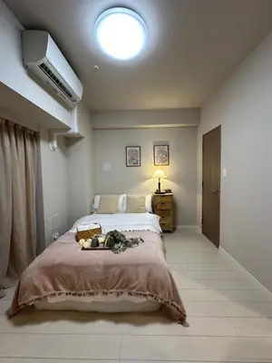 a bedroom with a large bed and a light on the ceiling at \u5c71\u624b\u7dda\u300c\u5927\u585a\u99c5\u300d\u5f92\u6b69\uff15\u5206\u3000\u8cb8\u5207\u90e8\u5c4b in Tokyo