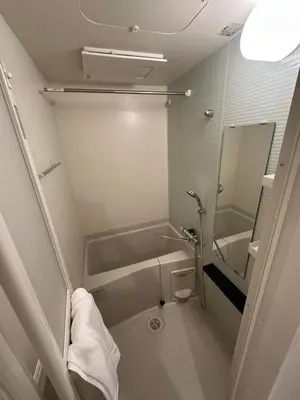 a small bathroom with a shower and a mirror at \u5c71\u624b\u7dda\u300c\u5927\u585a\u99c5\u300d\u5f92\u6b69\uff15\u5206\u3000\u8cb8\u5207\u90e8\u5c4b in Tokyo
