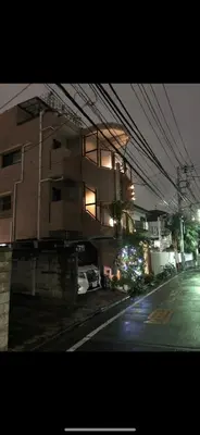 a building on the side of a street at night at 新宿の家-畳み3部屋 Maison à Shinjuku - pedalmi chambre 3 personnes in Tokyo