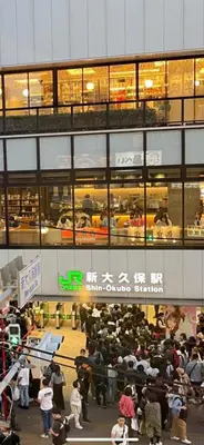a crowd of people standing outside of a building at 新宿の家-畳み3部屋 Maison à Shinjuku - pedalmi chambre 3 personnes in Tokyo