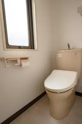 a bathroom with a toilet and a window at \u30d7\u30ea\u30cd\u30c3\u30c4\u65b0\u5bbf\u30d3\u30eb4\u968e in Tokyo