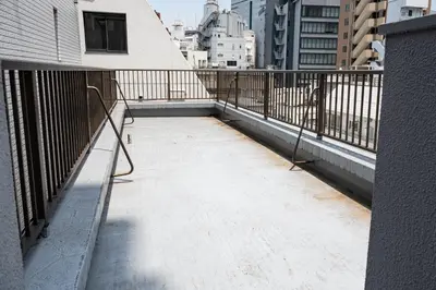 a view of a balcony of a building at \u30d7\u30ea\u30cd\u30c3\u30c4\u65b0\u5bbf\u30d3\u30eb4\u968e in Tokyo