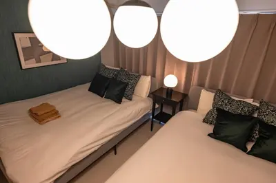 a room with two beds and two lights at \u30d7\u30ea\u30cd\u30c3\u30c4\u65b0\u5bbf\u30d3\u30eb4\u968e in Tokyo