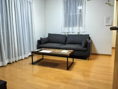 a living room with a couch and a coffee table at \u6c5f\u6238\u5dddHouse\uff08\u5c0f\u5ca9\u8f66\u7ad9400\u7c73\u4e00\u6237\u5efa\uff09 in Tokyo