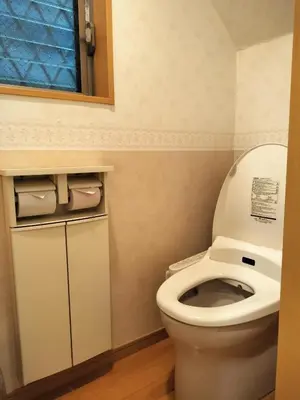 a bathroom with a toilet with the lid up at \u6c5f\u6238\u5dddHouse\uff08\u5c0f\u5ca9\u8f66\u7ad9400\u7c73\u4e00\u6237\u5efa\uff09 in Tokyo
