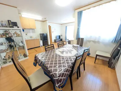 a dining room with a table and chairs in a room at \u6c5f\u6238\u5dddHouse\uff08\u5c0f\u5ca9\u8f66\u7ad9400\u7c73\u4e00\u6237\u5efa\uff09 in Tokyo