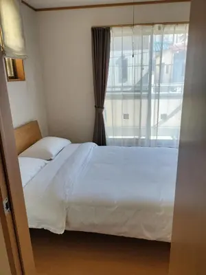 a bedroom with a white bed and a window at \u6c5f\u6238\u5dddHouse\uff08\u5c0f\u5ca9\u8f66\u7ad9400\u7c73\u4e00\u6237\u5efa\uff09 in Tokyo