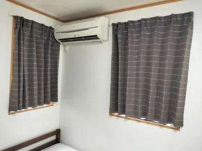 a room with two windows and a air conditioner at \u6c5f\u6238\u5dddHouse\uff08\u5c0f\u5ca9\u8f66\u7ad9400\u7c73\u4e00\u6237\u5efa\uff09 in Tokyo
