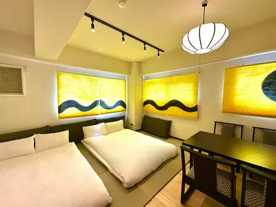 a living room with two beds and a table at \u4e0a\u91ce\u30ec\u30c8\u30ed\u82b1 2-4\u4eba\u548c\u98a8\u5bdd\u5ba4 \u5c71\u624b\u7dda3\u5206 \u4e0a\u91ce\u6d45\u8349\u9280\u5ea7\u8fd1\u3044 \u5fa1\u5f92\u753a\u99c53\u5206 \u30a2\u30e1\u6a2a3\u5206 \u4e0a\u91ce\u99c510\u5206 \u4e0a\u91ce\u5e83\u5c0f\u8def\u99c53\u5206 \u6e6f\u5cf6\u99c52\u5206 \u7a7a\u6e2f\u76f4\u63a5 in Tokyo