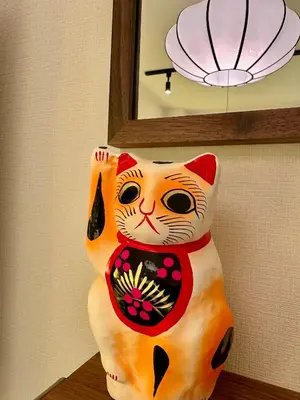 a statue of a cat sitting on a shelf at \u4e0a\u91ce\u30ec\u30c8\u30ed\u82b1 2-4\u4eba\u548c\u98a8\u5bdd\u5ba4 \u5c71\u624b\u7dda3\u5206 \u4e0a\u91ce\u6d45\u8349\u9280\u5ea7\u8fd1\u3044 \u5fa1\u5f92\u753a\u99c53\u5206 \u30a2\u30e1\u6a2a3\u5206 \u4e0a\u91ce\u99c510\u5206 \u4e0a\u91ce\u5e83\u5c0f\u8def\u99c53\u5206 \u6e6f\u5cf6\u99c52\u5206 \u7a7a\u6e2f\u76f4\u63a5 in Tokyo