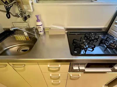 a kitchen counter with a stove and a sink at \u4e0a\u91ce\u30ec\u30c8\u30ed\u82b1 2-4\u4eba\u548c\u98a8\u5bdd\u5ba4 \u5c71\u624b\u7dda3\u5206 \u4e0a\u91ce\u6d45\u8349\u9280\u5ea7\u8fd1\u3044 \u5fa1\u5f92\u753a\u99c53\u5206 \u30a2\u30e1\u6a2a3\u5206 \u4e0a\u91ce\u99c510\u5206 \u4e0a\u91ce\u5e83\u5c0f\u8def\u99c53\u5206 \u6e6f\u5cf6\u99c52\u5206 \u7a7a\u6e2f\u76f4\u63a5 in Tokyo