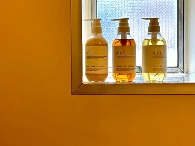 three bottles of oil sitting on a window sill at \u4e0a\u91ce\u30ec\u30c8\u30ed\u82b1 2-4\u4eba\u548c\u98a8\u5bdd\u5ba4 \u5c71\u624b\u7dda3\u5206 \u4e0a\u91ce\u6d45\u8349\u9280\u5ea7\u8fd1\u3044 \u5fa1\u5f92\u753a\u99c53\u5206 \u30a2\u30e1\u6a2a3\u5206 \u4e0a\u91ce\u99c510\u5206 \u4e0a\u91ce\u5e83\u5c0f\u8def\u99c53\u5206 \u6e6f\u5cf6\u99c52\u5206 \u7a7a\u6e2f\u76f4\u63a5 in Tokyo