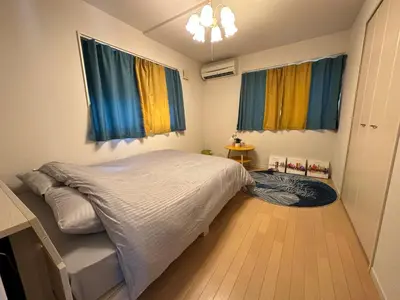 a bedroom with a large bed and two windows at \u4e1c\u4eac\u6674\u7a7a\u5854\u5708\u72ec\u680b\u522b\u5885 in Tokyo