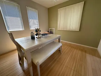 a dining room with a table and a chair at \u4e1c\u4eac\u6674\u7a7a\u5854\u5708\u72ec\u680b\u522b\u5885 in Tokyo