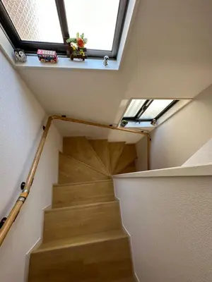 a staircase in a house with a skylight at \u4e1c\u4eac\u6674\u7a7a\u5854\u5708\u72ec\u680b\u522b\u5885 in Tokyo