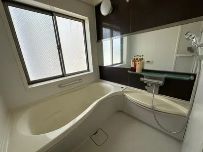 a white bath tub in a bathroom with a window at \u4e1c\u4eac\u6674\u7a7a\u5854\u5708\u72ec\u680b\u522b\u5885 in Tokyo