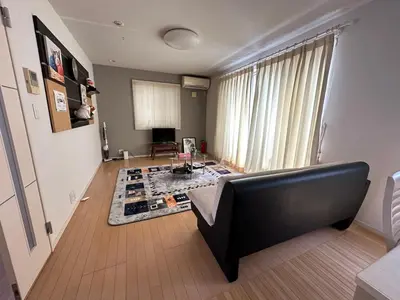 a living room with a couch and a table at \u4e1c\u4eac\u6674\u7a7a\u5854\u5708\u72ec\u680b\u522b\u5885 in Tokyo