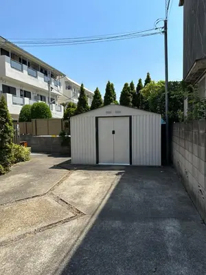 a garage with a white door in a parking lot at \u4e1c\u4eac\u6674\u7a7a\u5854\u5708\u72ec\u680b\u522b\u5885 in Tokyo