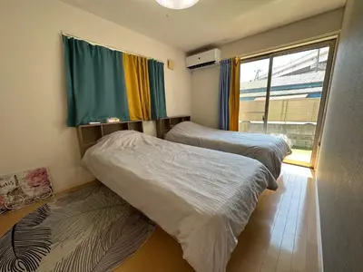 two beds in a small room with a window at \u4e1c\u4eac\u6674\u7a7a\u5854\u5708\u72ec\u680b\u522b\u5885 in Tokyo