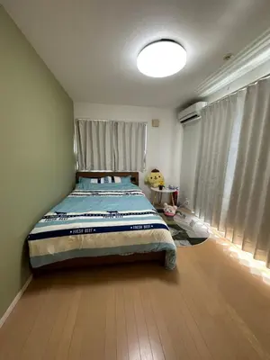 a bedroom with a bed and a window at \u4e1c\u4eac\u6674\u7a7a\u5854\u5708\u72ec\u680b\u522b\u5885 in Tokyo