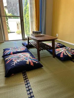 a room with a table and two beds at \u4e1c\u4eac\u6674\u7a7a\u5854\u5708\u72ec\u680b\u522b\u5885 in Tokyo