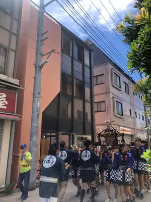 a group of people standing in front of a building at MAKOTO GUESTHOUSE -Limited Weight under 120kg, Age under 50years old- in Tokyo