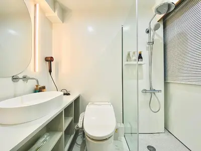 a bathroom with a toilet and a sink and a shower at \u4e1c\u4eac\u4e0a\u91ce\u8d85\u7ea7\u4e2d\u5fc3 \u8bbe\u8ba1\u5e08\u623f\u95f4Yeoa \u4e0a\u91ce\u516c\u56ed3\u5206\u949f \u8f66\u7ad91\u5206\u949f \u8d85\u7ea7\u7e41\u534e \u514d\u8d39wifi \u6234\u68ee\u5439\u98ce in Tokyo
