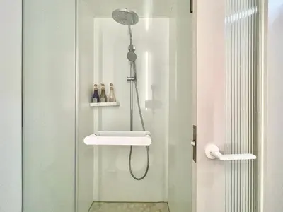 a shower in a bathroom with a glass door at \u4e1c\u4eac\u4e0a\u91ce\u8d85\u7ea7\u4e2d\u5fc3 \u8bbe\u8ba1\u5e08\u623f\u95f4Yeoa \u4e0a\u91ce\u516c\u56ed3\u5206\u949f \u8f66\u7ad91\u5206\u949f \u8d85\u7ea7\u7e41\u534e \u514d\u8d39wifi \u6234\u68ee\u5439\u98ce in Tokyo
