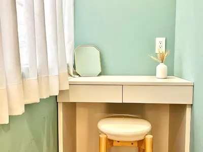 a bathroom with a vanity with a toilet and a mirror at \u4e1c\u4eac\u4e0a\u91ce\u8d85\u7ea7\u4e2d\u5fc3 \u8bbe\u8ba1\u5e08\u623f\u95f4Yeoa \u4e0a\u91ce\u516c\u56ed3\u5206\u949f \u8f66\u7ad91\u5206\u949f \u8d85\u7ea7\u7e41\u534e \u514d\u8d39wifi \u6234\u68ee\u5439\u98ce in Tokyo