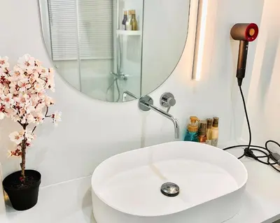 a bathroom with a white sink and a mirror at \u4e1c\u4eac\u4e0a\u91ce\u8d85\u7ea7\u4e2d\u5fc3 \u8bbe\u8ba1\u5e08\u623f\u95f4Yeoa \u4e0a\u91ce\u516c\u56ed3\u5206\u949f \u8f66\u7ad91\u5206\u949f \u8d85\u7ea7\u7e41\u534e \u514d\u8d39wifi \u6234\u68ee\u5439\u98ce in Tokyo