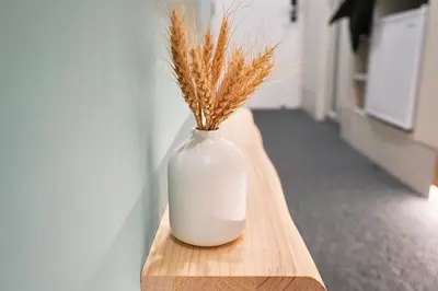 a white vase sitting on a wooden shelf with wheat at \u4e1c\u4eac\u4e0a\u91ce\u8d85\u7ea7\u4e2d\u5fc3 \u8bbe\u8ba1\u5e08\u623f\u95f4Yeoa \u4e0a\u91ce\u516c\u56ed3\u5206\u949f \u8f66\u7ad91\u5206\u949f \u8d85\u7ea7\u7e41\u534e \u514d\u8d39wifi \u6234\u68ee\u5439\u98ce in Tokyo