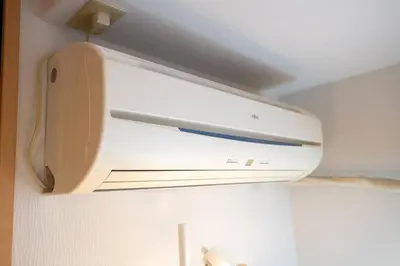 a microwave oven on top of a refrigerator at Rea\u65b0\u5c0f\u5ca92\u4e01\u76ee403 in Tokyo