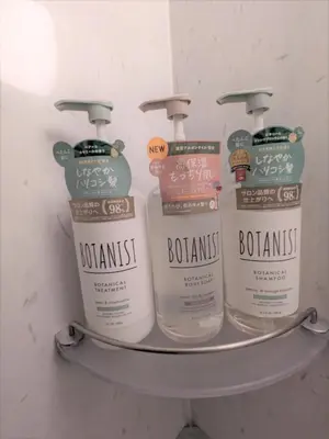 a group of four bottles of lotion on a shelf at \u6b4c\u821e\u4f0e\u753a\u306e\u7269\u4ef6 \u6700\u4e0a\u968e \u6771\u65b0\u5bbf\u99c5\u5f92\u6b693\u5206\u65b0\u5bbf\u6e0b\u8c37\u539f\u5bbf\u30a8\u30ea\u30a2 in Tokyo