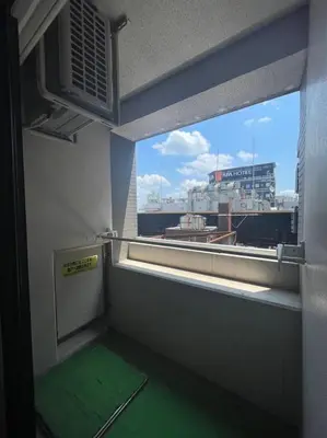 a room with a window with a view of a city at \u6b4c\u821e\u4f0e\u753a\u306e\u7269\u4ef6 \u6700\u4e0a\u968e \u6771\u65b0\u5bbf\u99c5\u5f92\u6b693\u5206\u65b0\u5bbf\u6e0b\u8c37\u539f\u5bbf\u30a8\u30ea\u30a2 in Tokyo