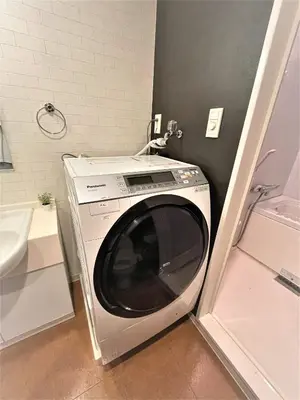 a washing machine in the corner of a bathroom at \u6b4c\u821e\u4f0e\u753a\u306e\u7269\u4ef6 \u6700\u4e0a\u968e \u6771\u65b0\u5bbf\u99c5\u5f92\u6b693\u5206\u65b0\u5bbf\u6e0b\u8c37\u539f\u5bbf\u30a8\u30ea\u30a2 in Tokyo