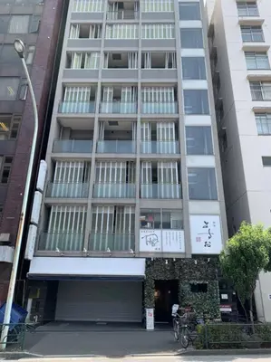 a large apartment building with a gate in front of it at \u6b4c\u821e\u4f0e\u753a\u306e\u7269\u4ef6 \u6700\u4e0a\u968e \u6771\u65b0\u5bbf\u99c5\u5f92\u6b693\u5206\u65b0\u5bbf\u6e0b\u8c37\u539f\u5bbf\u30a8\u30ea\u30a2 in Tokyo